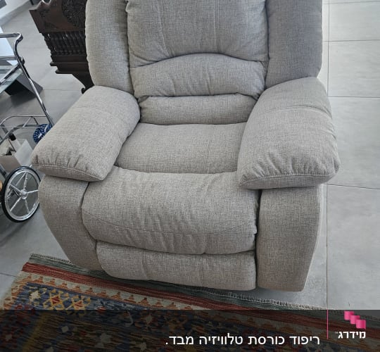 כורסה מרופדת אפורה עם כריות מרופדות